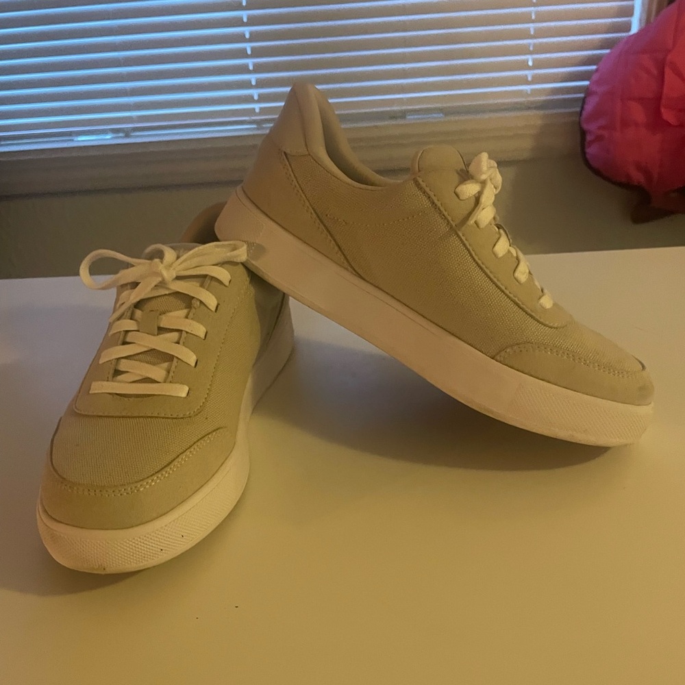 Kiziks Prague Bone, Beige Youth Size 5 (approx. Women Size 6.5)